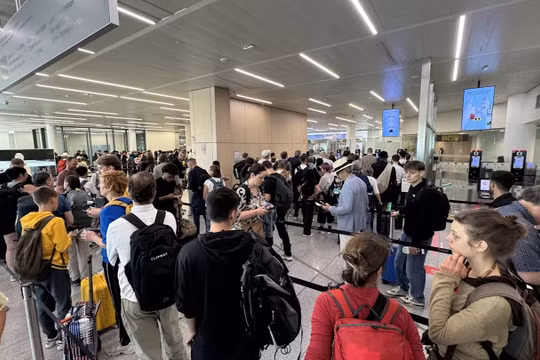 Ùn tắc kiểm soát biên giới, nhiều chuyến bay châu Âu cất cánh với hàng loạt ghế trống