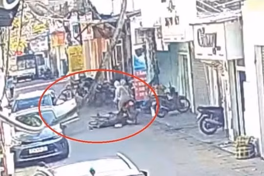 Tài xế mở cửa ô tô bất cẩn khiến người phụ nữ ngã xuống đường, bị xe máy tông trúng