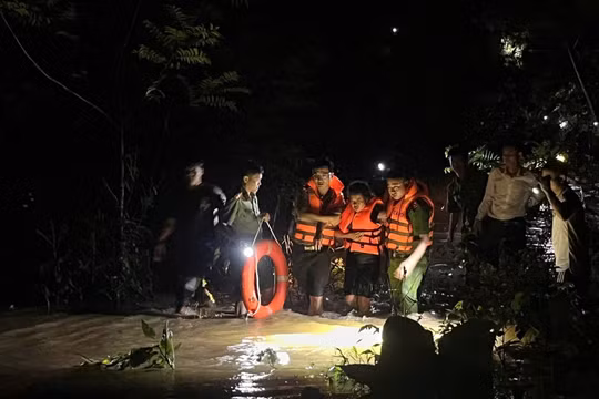 Nghệ An: Căng dây, vượt lũ đưa người dân đi cấp cứu trong đêm