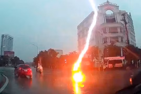 Người phụ nữ bị sét đánh, ngã gục xuống đường khi đang lái xe máy