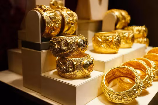 Vàng giảm giá nhưng không 'hút' khách tại Trung Quốc 