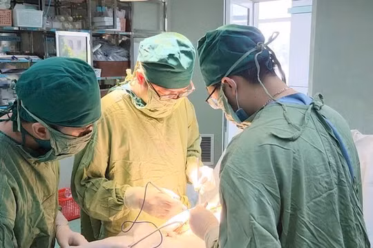 Chủ quan trước triệu chứng đau bụng, người đàn ông bàng hoàng phát hiện ung thư hiếm gặp