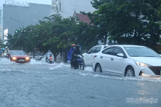 Nghệ An: Mưa như trút nước, nhiều tuyến phố ngập sâu