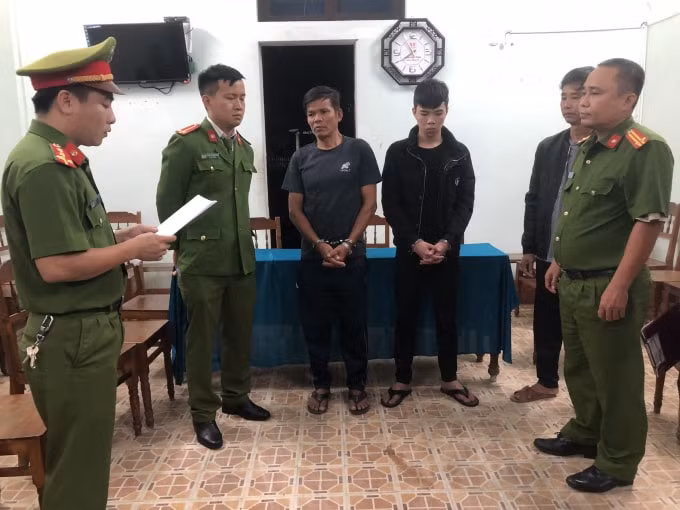Công an đọc lệnh khởi tố, bắt tạm giam các đối tượng lừa đảo chiếm đoạt tài sản.