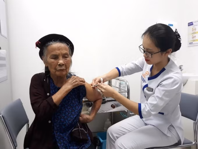 Nhiều người cao tuổi đã đến trung tâm tiêm chủng VNVC để tiêm vắc xin phòng bệnh do phế cầu khuẩn.