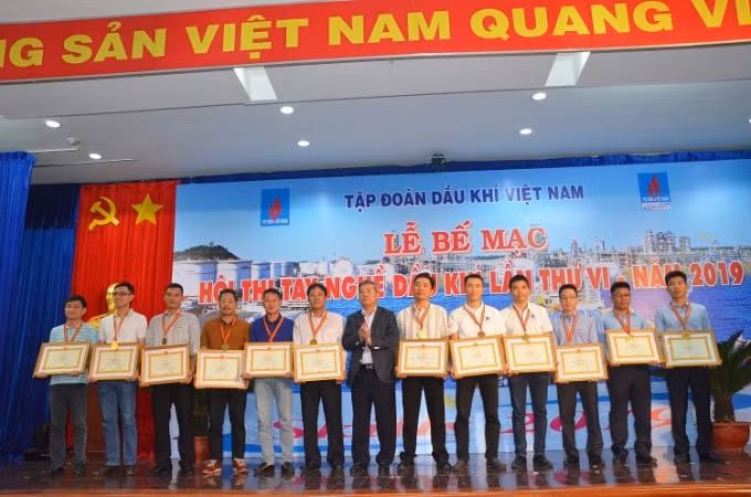 Ông Đỗ Chí Thanh - Phó Tổng giám đốc Tập đoàn, Trưởng Ban Tổ chức hội thi trao tặng Bằng khen cho các cá nhân đạt giải Nhất