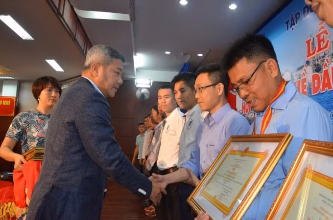 Ông Đỗ Chí Thanh - Phó Tổng giám đốc Tập đoàn, Trưởng Ban Tổ chức hội thi trao tặng Bằng khen cho các cá nhân đạt giải Nhất