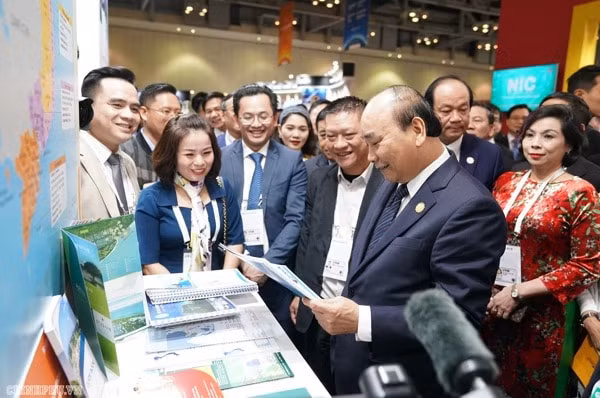 Thủ tướng thăm gian hàng Việt Nam tại Triển lãm Korea - ASEAN Invest. Ảnh: VGP
