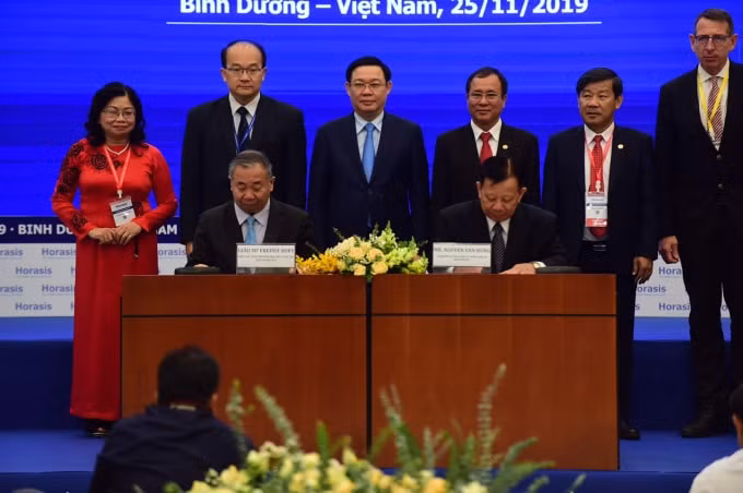 Phó Thủ tướng Vương Đình Huệ cùng các đại biểu chứng kiến lễ ký kết hợp tác giữa Công ty Becamex và Đại học Quốc gia Singapore về đổi mới sáng tạo. Ảnh: VGP