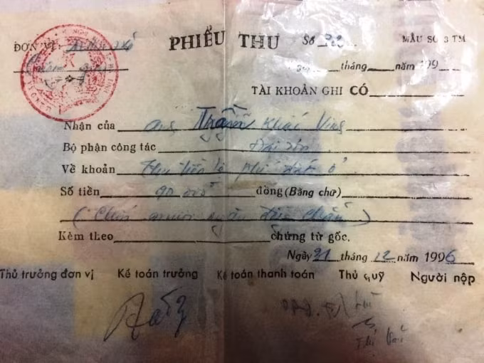 Theo Luật sư Trang, hiện ông Trần Quốc Tuấn đang tranh chấp với chính UBND xã Cương Gián, vì cha anh Tuấn (ông Trần Khắc Vinh) đã nộp lệ phí vào ngân sách nhà nước để được cấp đất.