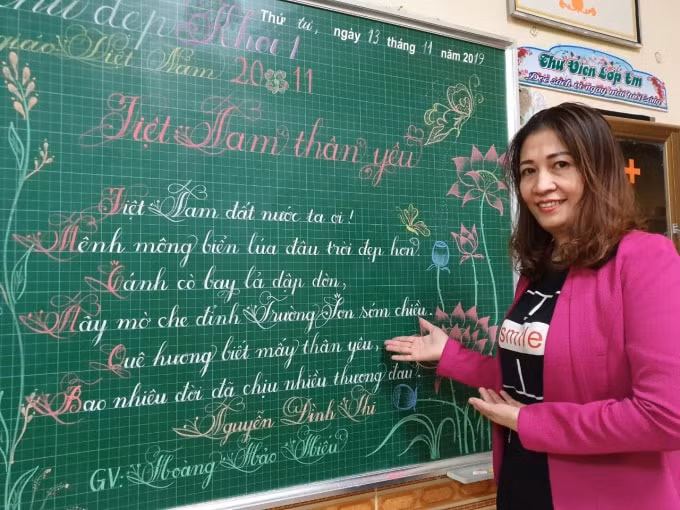 Trường tổ chức cuộc thi “Trình bày bảng viết chữ đẹp” cho tất cả các giáo viên.
