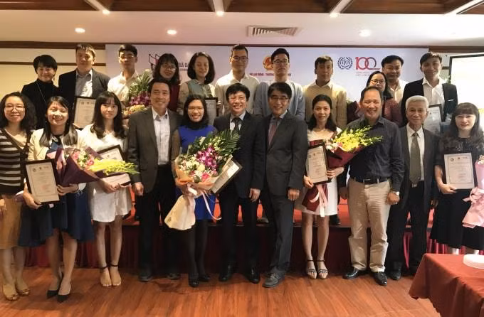 Ban tổ chức chụp ảnh lưu niệm với các tác giả được giải.