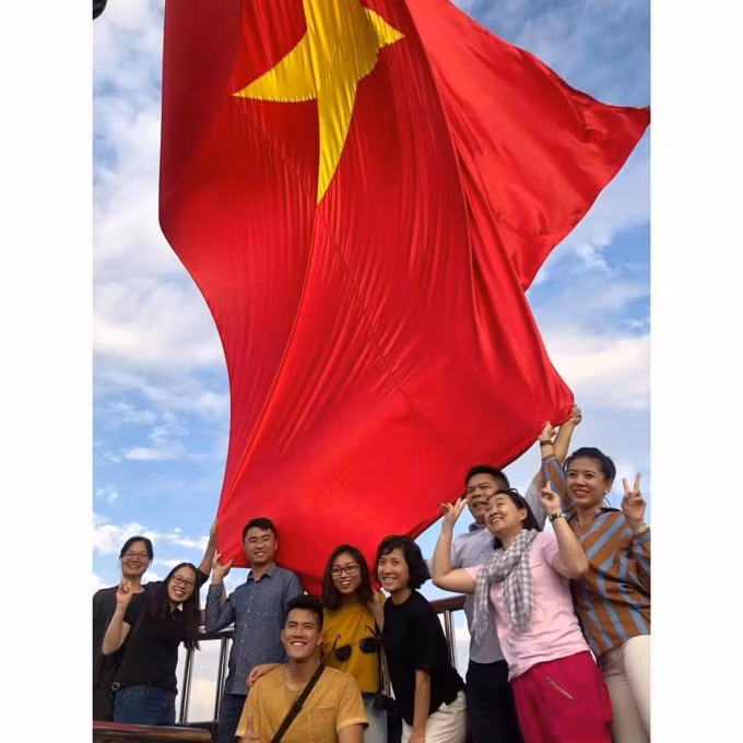 Đoàn nhà báo tại Cột Cờ - Lũng Cú - Hà Giang