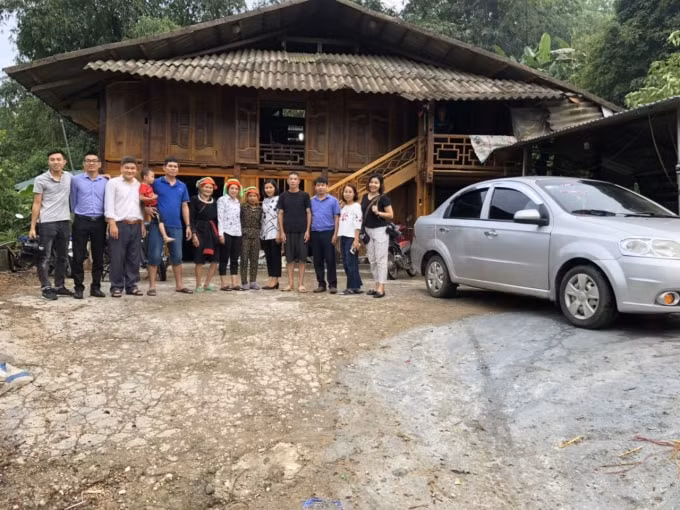 Đoàn nhà báo tìm hiểu về mô hình phát triển cây chè của anh Hoàng Tinh Kiêm tại xã Cao Bồ, huyện Vị Xuyên.