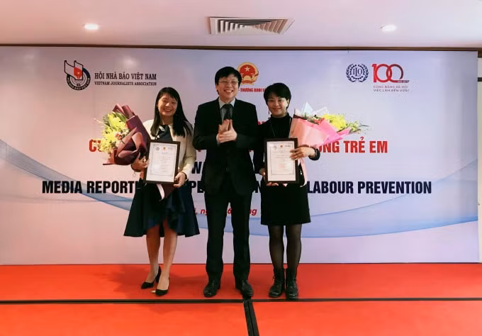 Ông Hồ Quang Lợi, Phó Chủ tịch Thườn trực Hội Nhà báo Việt Nam trao bằng khen và chứng nhận cho các tác giả đạt Giải B.