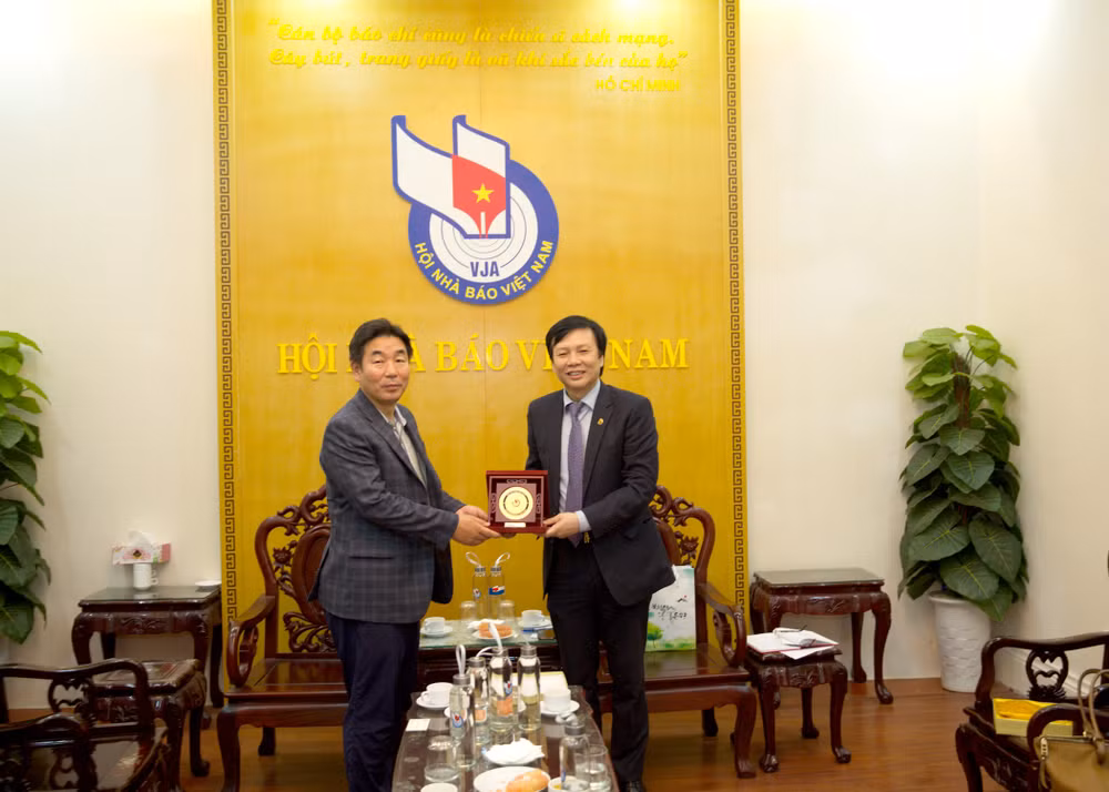 Đồng chí Hồ Quang Lợi, Phó Chủ tịch Thường trực Hội Nhà báo Việt Nam tặng quà lưu niệm cho ông Kim Young Man, Tổng Thư ký Hội Nhà báo Hàn Quốc. Ảnh: Sơn Hải
