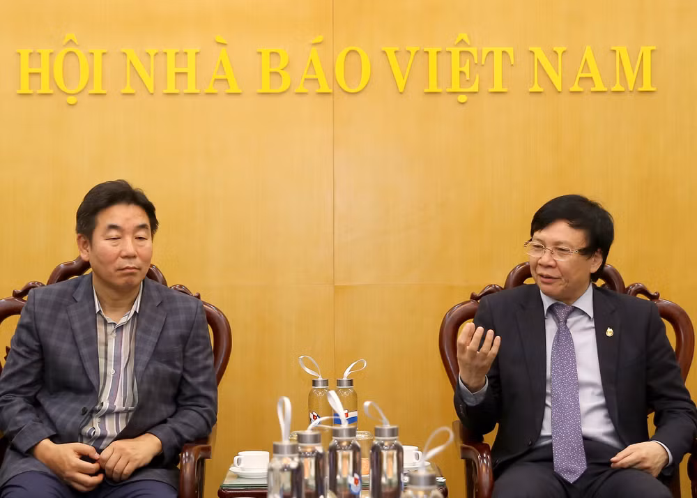 Đồng chí Hồ Quang Lợi, Phó Chủ tịch Thường Trực Hội Nhà báo Việt Nam phát biểu tại buổi tiếp. Ảnh: Sơn Hải