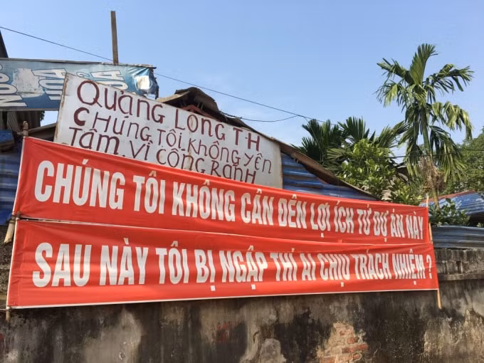 Người dân phản đối nhà thầu thi công đã làm ảnh hưởng đến cuộc sống của họ.