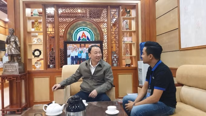 Nhà báo Cao Tuân (bên phải) làm việc với ông Nguyễn Công Trưởng - Phó Chủ tịch UBND tỉnh, Trưởng ban Chỉ đạo 389 tỉnh Lạng Sơn về kết quả xử lý vi phạm sau thông tin báo đăng.