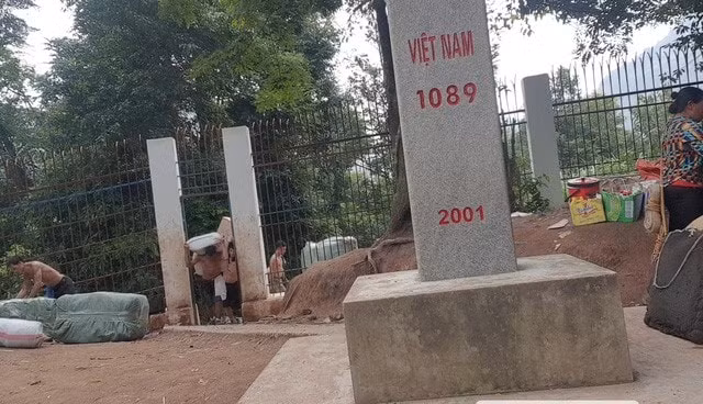 Cửu vạn ngang nhiên “cõng” hàng lậu từ Trung Quốc vào Việt Nam.