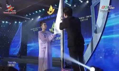 Nghi thức kéo cờ tại Lễ Khai mạc Liên hoan Phim Việt Nam lần thứ XXI do 2 diễn viên Kaity Nguyễn và Quý Bình thực hiện. Ảnh: thegioidienanh