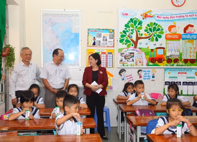 Bà Bùi Thị Diễm Thu, Phó Giám đốc Sở GD & ĐT TP.HCM cùng đoàn công tác khảo sát việc triển khai chương trình tại các điểm trường