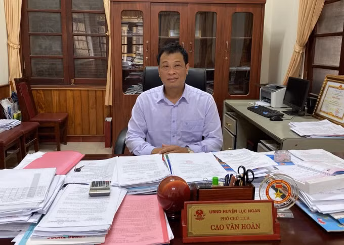 Ông Cao Văn Hoàn - PCT UBND Huyện Lục Ngạn trả lời phỏng vấn Báo Điện tử Congluan.vn. Ảnh: Hoàng Dương