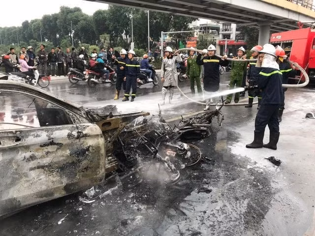Ô tô mang nhãn hiệu Mercedes đang lưu thông tại khu vực ngã tư Lê Văn Lương - Nguyễn Ngọc Vũ thì va chạm với nhiều phương tiện sau đó bốc cháy dữ dội. Ảnh: VOV