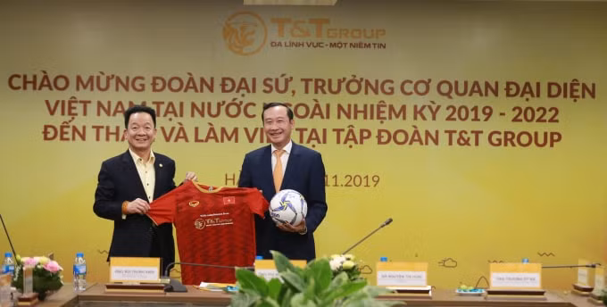 Chủ tịch HĐQT kiêm Tổng Giám đốc Đỗ Quang Hiển tặng quà là áo đấu và bóng có chữ ký của các cầu thủ đội tuyển Việt Nam cho ông Nguyễn Văn Thảo – Trợ lý Bộ trưởng Ngoại giao và các Đại sứ, Trưởng Cơ quan đại diện Việt Nam tại nước ngoài.