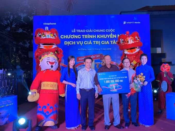 Ông Nguyễn Sơn Hải – Phó Tổng Giám đốc VNPT- Media và ông Trần Thế Tuyên - Giám đốc VNPT An Giang cùng trao thưởng cho khách hàng.