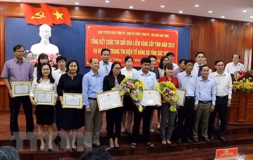 Lãnh đạo Tỉnh ủy trao giải và Bằng khen cho các tác giả đạt giải cao. (Ảnh: Trung Hiếu/TTXVN)