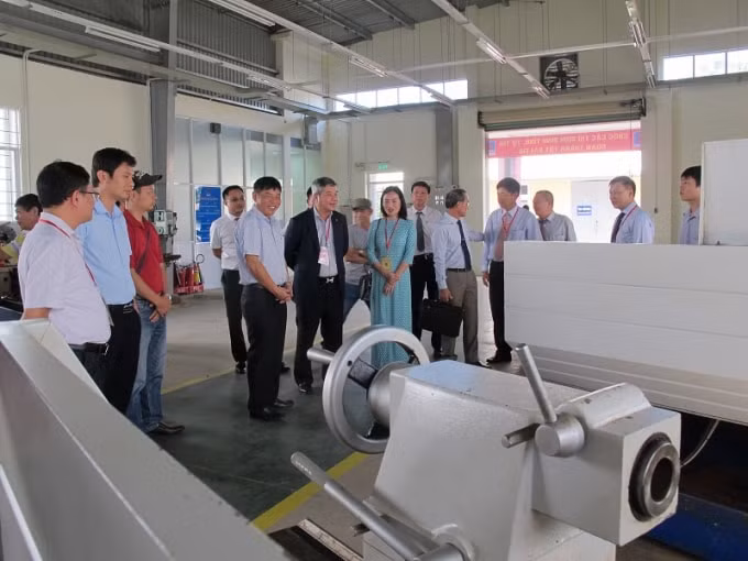 Các đại biểu tham quan trường thi