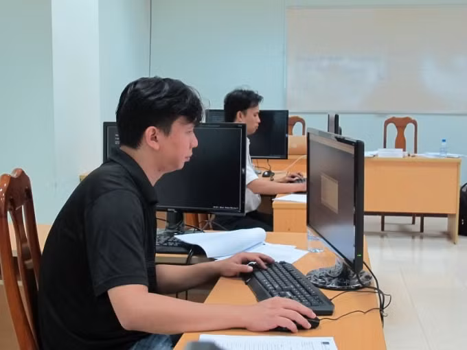 Các thí sinh bước vào môn thi đầu tiên Quản trị hệ thống mạng công nghệ thông tin