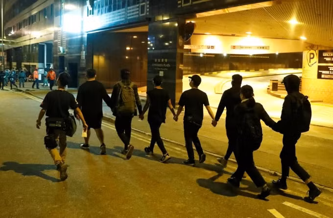 8 người biểu tình ở Hong Kong đầu hàng cảnh sát vào rạng sáng nay, 22/11. Ảnh: Reuters