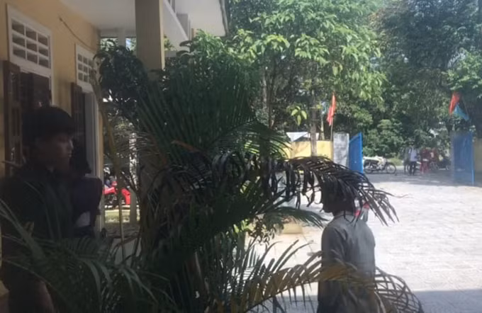 Đối tượng Lê Hưng (con trai ông Lê Thành) có hành vi hành hung cán bộ bảo vệ rừng. (ảnh cắt từ Clip)