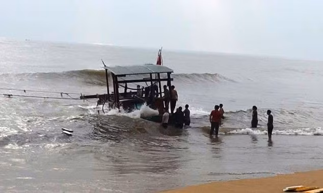 Lực lượng chức năng cùng người dân ứng cứu, kéo chiếc tàu vào bờ
