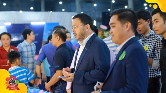 Khách mời check-in vào cổng qua hệ thống mã barcode, có nhiều doanh nhân nổi tiếng trong nước đến chúc mừng Tân Hiệp Phát.
