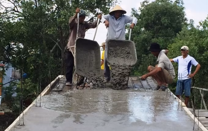 Nhiều người dân huyện Đông Hải đóng góp vật tư, ngày công lao động để xây dựng đường giao thông nông thôn.
