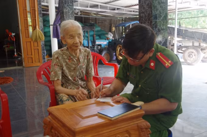 Nhiều người dân bày tỏ sự vui mừng khi được cơ quan nhà nước hỗ trợ làm thủ tục giấy tờ.