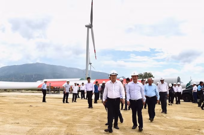 Phó Thủ tướng Trịnh Đình Dũng cùng đoàn công tác Chính phủ đã đi thị sát một số dự án năng lượng tái tạo điện gió và điện mặt trời tại tỉnh Ninh Thuận. Ảnh: VGP