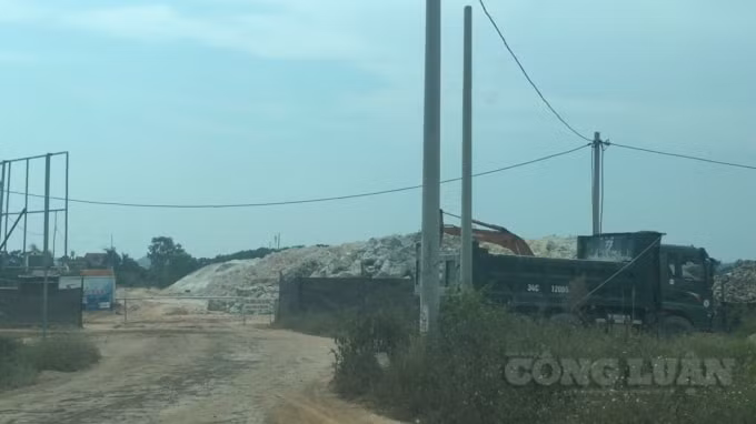 Tại khu vực các mỏ đất không hề được cắm biển báo công khai dự án, không có cầu rửa xe ra vào công trường.