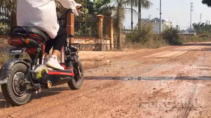 Dấu hỏi được đặt ra cho cơ quan chức năng khi bao giờ người dân thoát khỏi cảnh nắng bụi, mưa lầy?