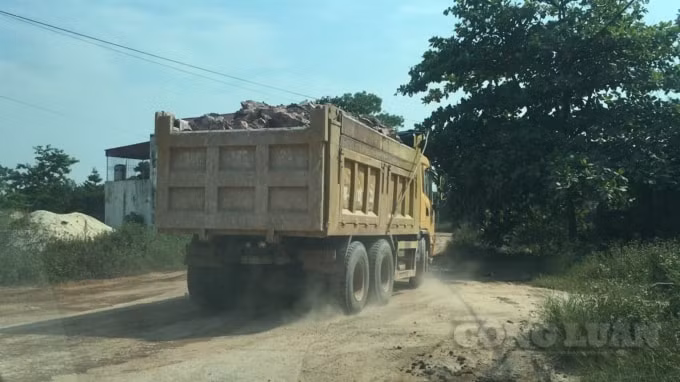 Thời điểm phóng viên ghi nhận, những phương tiện chở đất không che chắn chạy vô tư trong các tuyến đường qua khu dân cư Chúc Thôn, Lôi Động, Bích Động mà không hề bị xử lý.