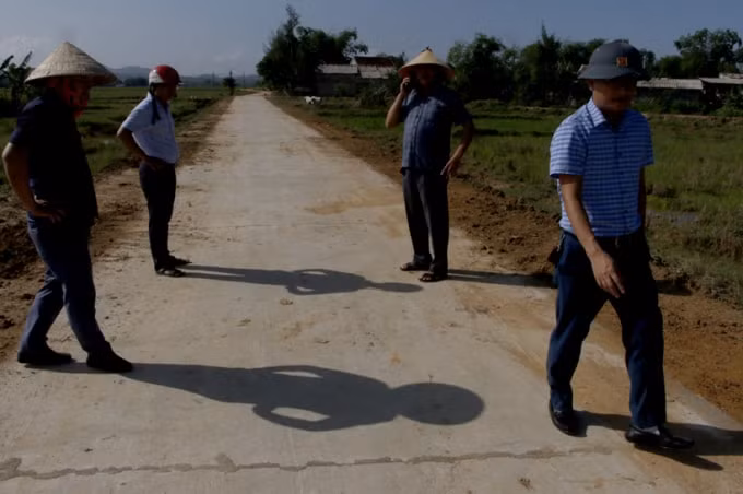 Đoạn đường đấu nối đầu cầu phía Tây có đến 7 phân đoan đường bê tông bị nứt gãy.