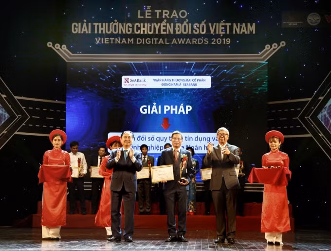 Đại diện SeABank nhận giải thưởng.