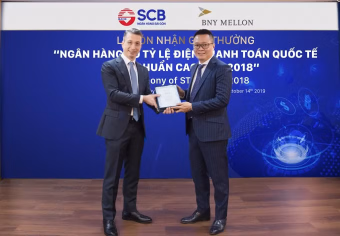 Đại diện SCB, Ông Nguyễn Đức Hiếu - Phó TGĐ Phụ trách Khối Kinh doanh tiền tệ (bên phải) nhận giải thưởng từ đại diện Ngân hàng BNY Mellon - Ông Arnon Goldstein - GĐ Quan hệ khách hàng Khu vực Châu Á Thái Bình Dương về Kinh doanh tiền tệ.