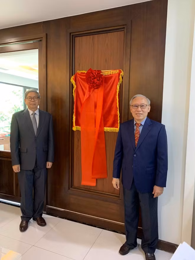 Thượng tướng Nguyễn Văn Hưởng (phải) và GS Đặng Vũ Minh - nguyên Chủ tịch Viện Khoa học và Công nghệ Việt Nam, trong lễ khai trương thư viện. Ảnh P.T