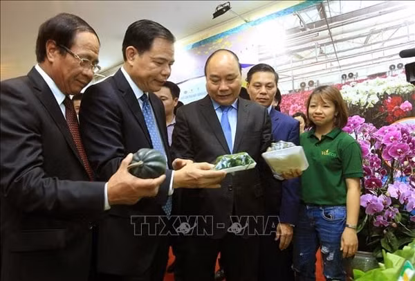 Thủ tướng Nguyễn Xuân Phúc tham quan mô hình và các gian hàng trưng bày sản phẩm nông nghiệp của thành phố Hải Phòng. Ảnh: TTXVN