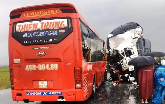 Hiện trường vụ tai nạn trên quốc lộ 1A trên đường tránh TP. Vinh