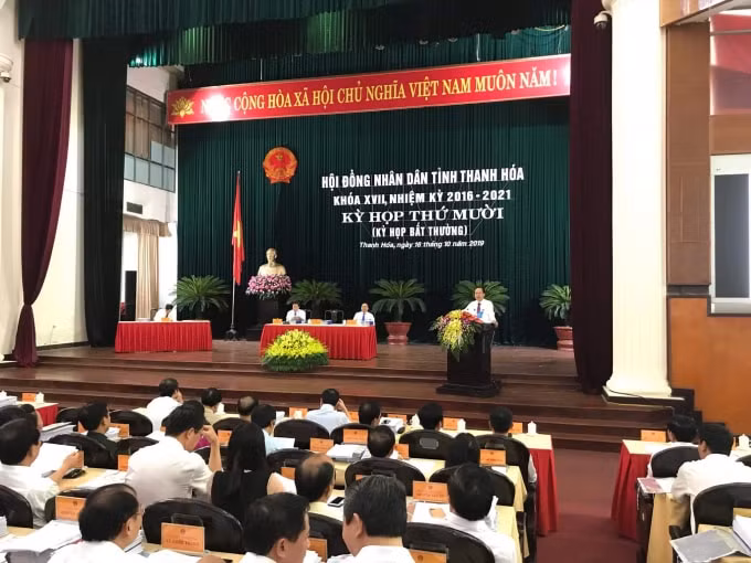 Ông Trịnh Văn Chiến, Ủy viên TW Đảng, Bí thư Tỉnh ủy, Chủ tịch HĐND tỉnh Thanh Hóa phát biểu khai mạc kỳ họp.